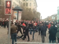 Незамеченный пинок под зад полицейскому стоил случайной участнице митинга 170 тысяч руб