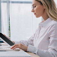 Компенсация работникам стоимости обязательных медосмотров: страховые взносы начисляем, НДФЛ не удерживаем