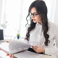 Расходы на перелет и найм жилья для работников исполнителя по договору оказания услуг не облагаются НДФЛ