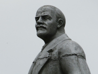 Антикоммунистический баннер появился на памятнике Ленина в Москве