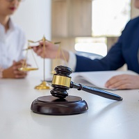 Обратившаяся в суд в защиту прав потребителя общественная организация не вправе взимать за это плату