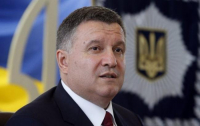 Аваков: Порошенко подкупает избирателей их же деньгами