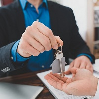 Работающие по трудовому договору физлица вправе уплачивать налог на профессиональный доход при сдаче в аренду жилья